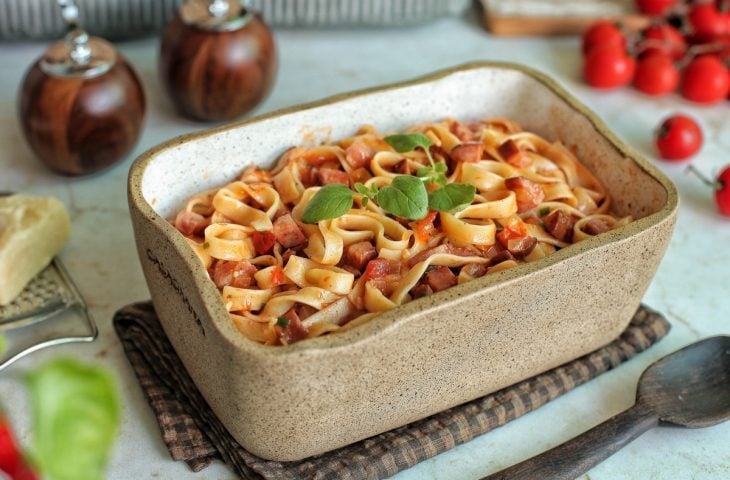 Macarrão ninho simples com molho de tomate