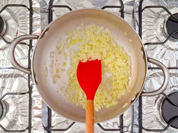 Cebola refogada na panela.