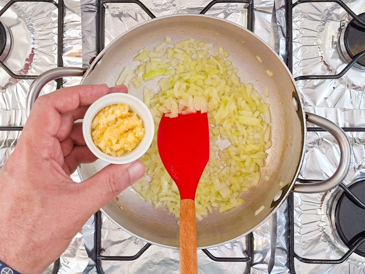 Alho sendo adicionado junto a cebola.