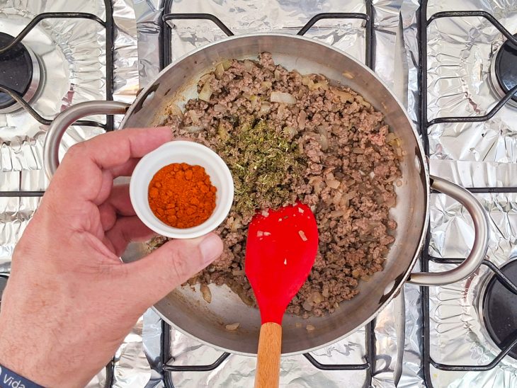 Temperos adicionados a mistura.