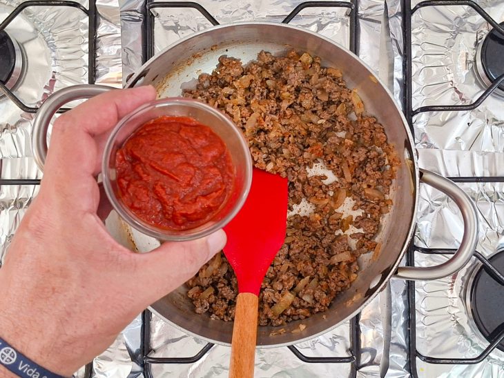 Extrato de tomato sendo incorporado.