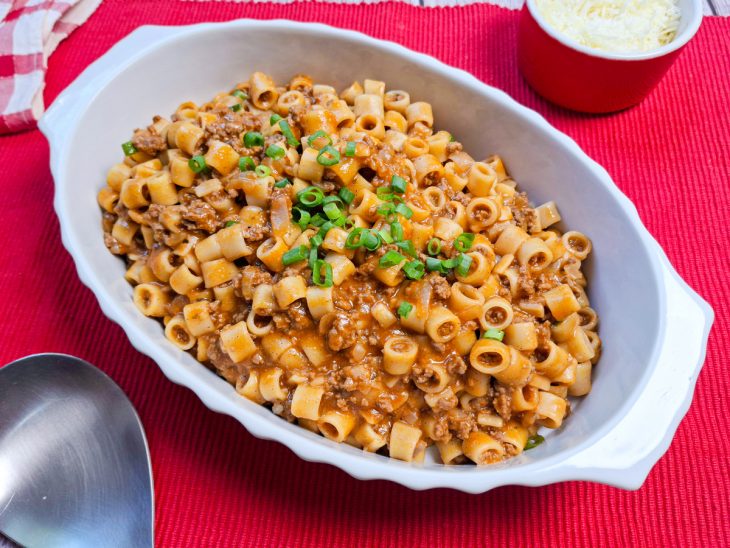 Macarrão pronto, servido em refratário.