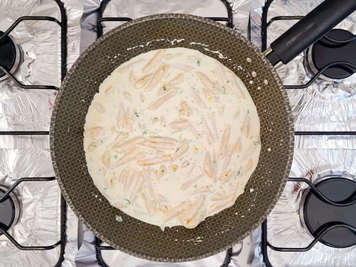 Macarrão adicionado na frigideira.