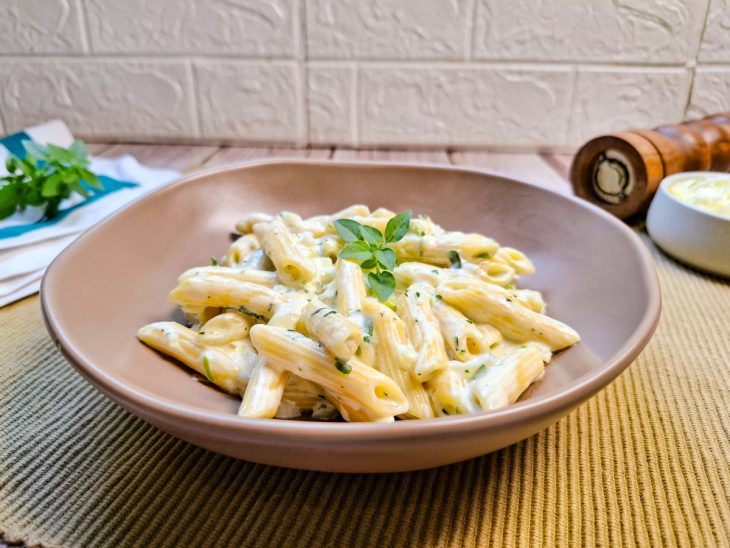 Macarrão pronto, porção servida em prato.