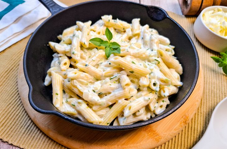 Macarrão penne ao molho branco