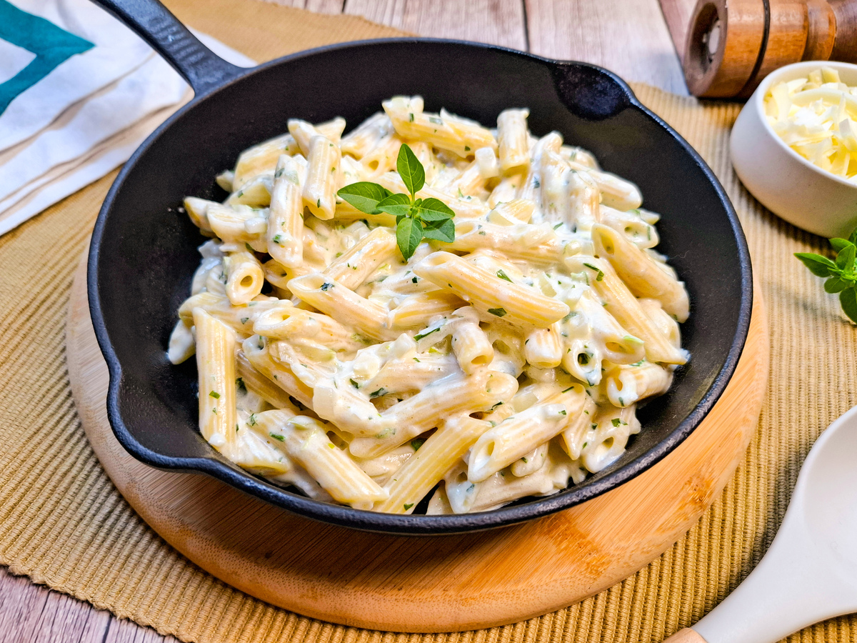 Macarrão penne ao molho branco