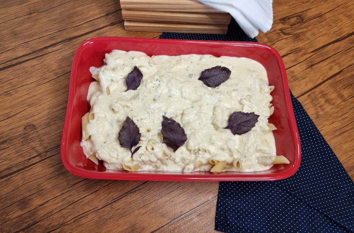 Macarrão penne ao molho de queijos