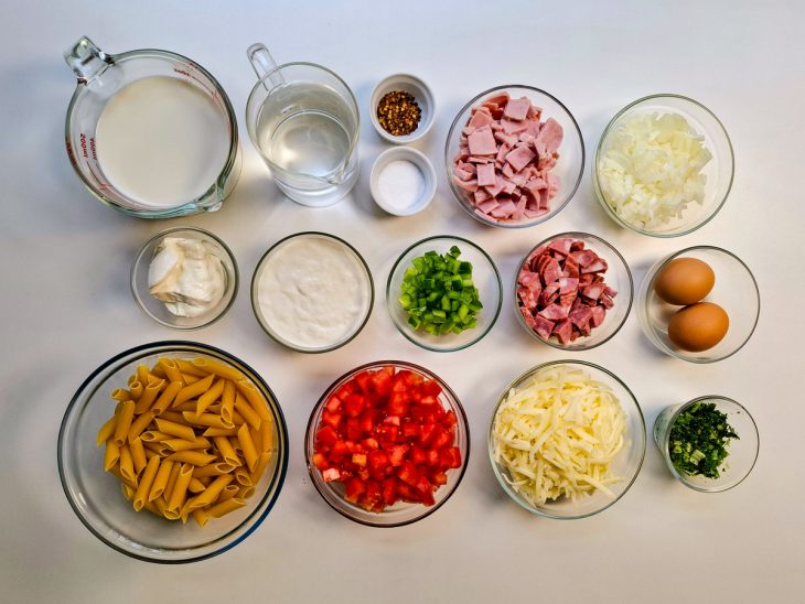 Ingredientes separados sobre a bancada.