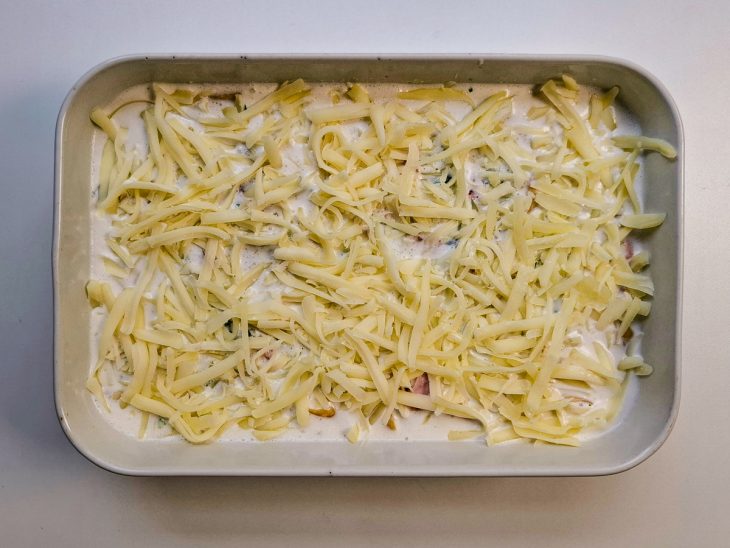 Macarrão preguiçoso coberto com mussarela.