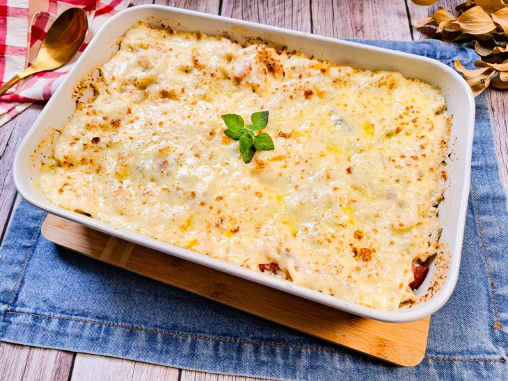 Macarrão preguiçoso servido.