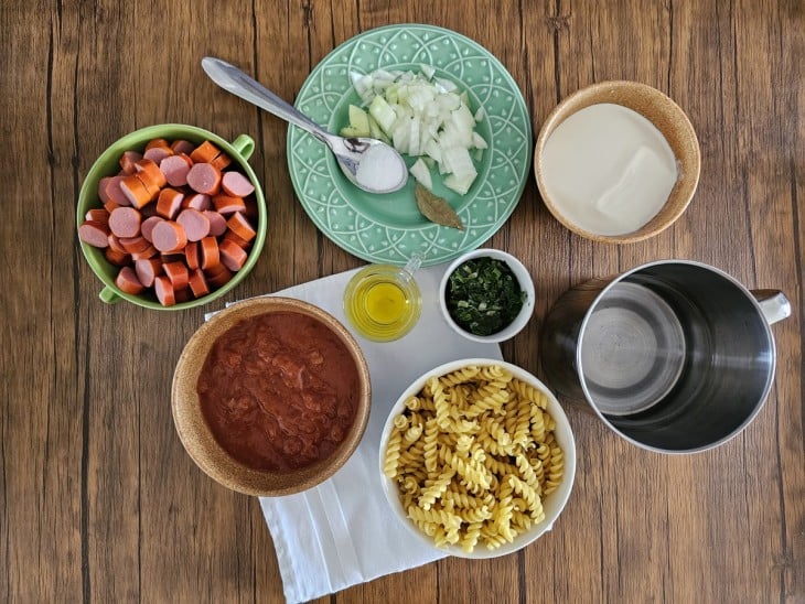 Ingredientes do macarrão rápido com salsicha reunidos.