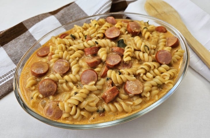 Macarrão rápido com salsicha