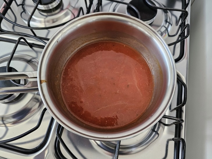 Uma panela com molho de tomate.