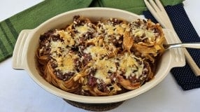 Macarrão recheado com carne moída e bacon