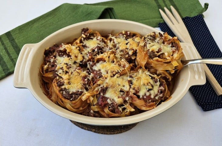 Macarrão recheado com carne moída e bacon