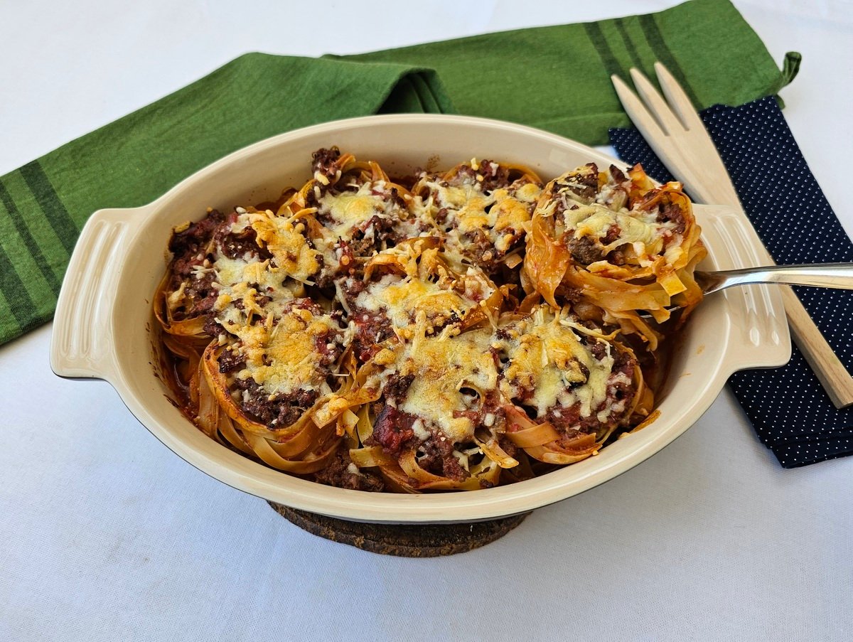 Macarrão recheado com carne moída e bacon