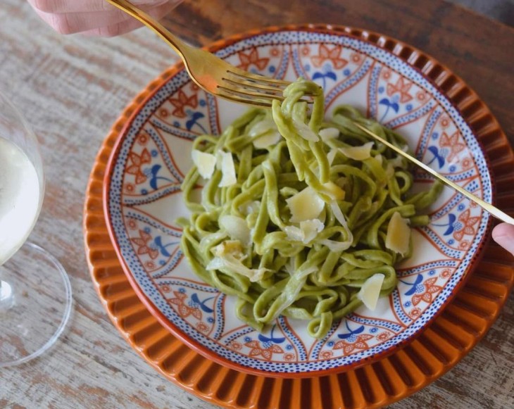 Macarrão verde com molho de cebola