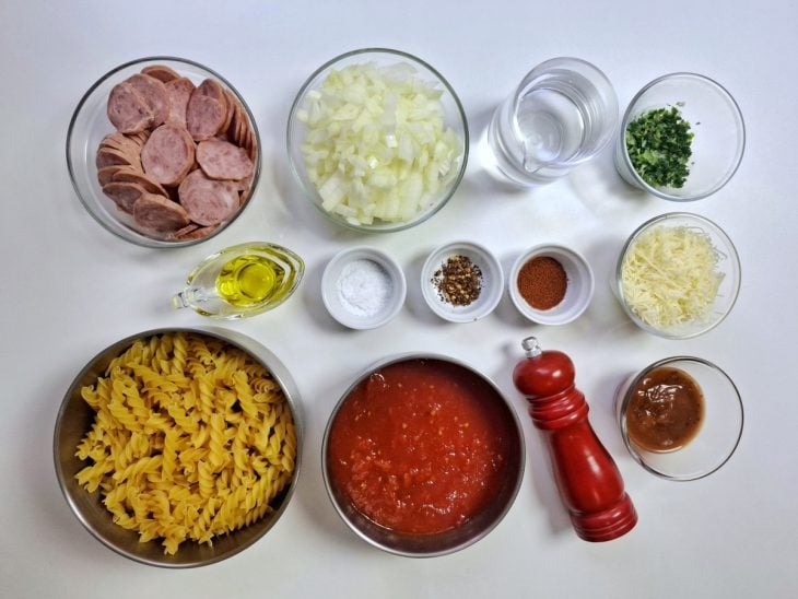 Ingredientes reunidos em uma bancada.