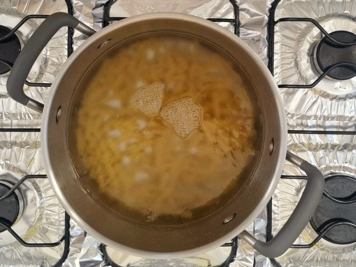 Macarrão cozinhando em uma panela com água e sal.