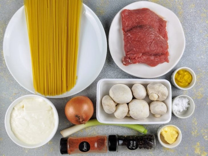 Uma bancada com os ingredientes da receita.