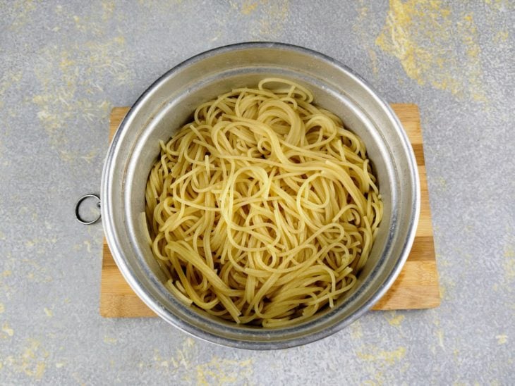 Uma tigela com o macarrão cozido.
