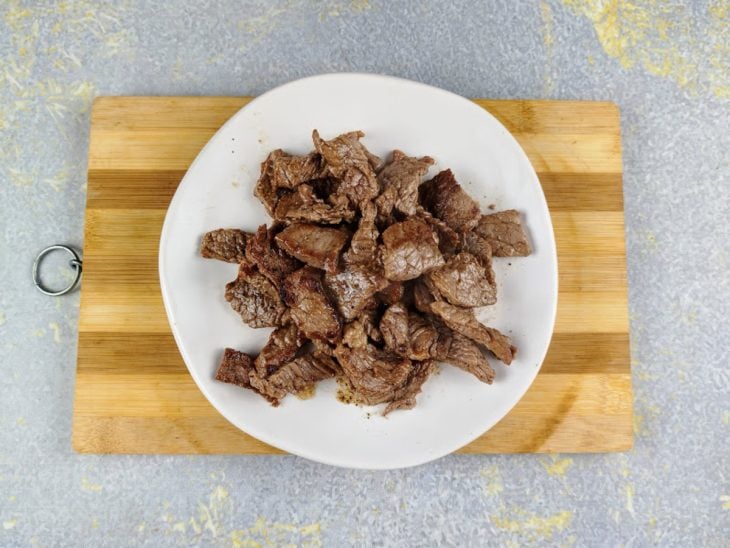 Um prato com a carne picada.