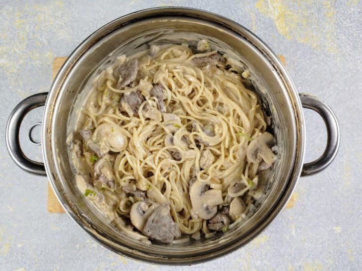Uma panela com a macarronada de carne.
