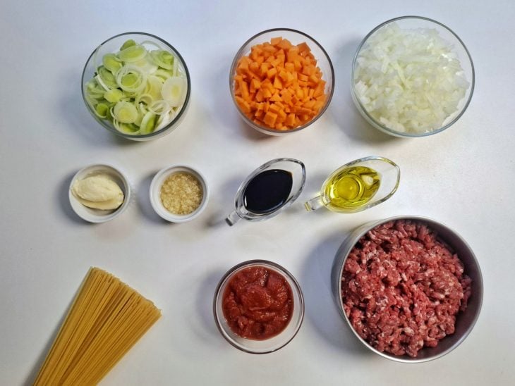 Ingredientes reunidos em uma bancada.