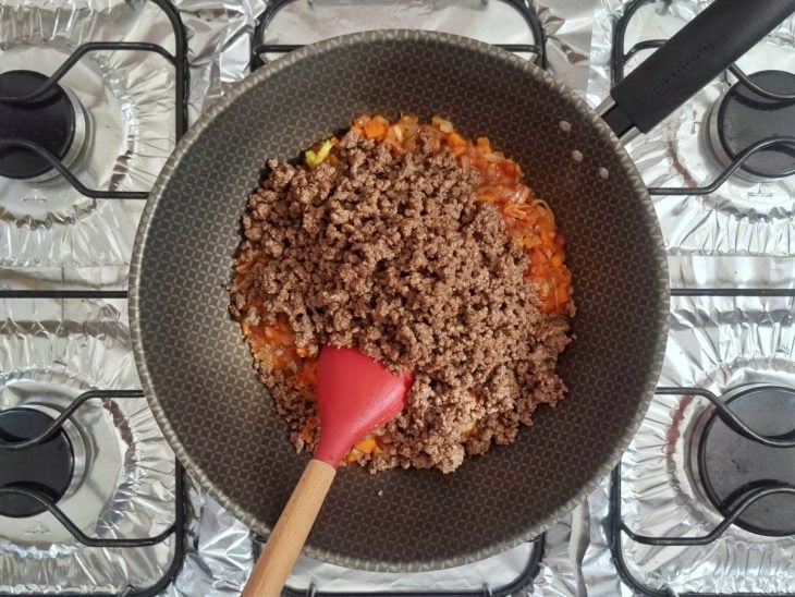 Carne moída adicionada de volta à frigideira.