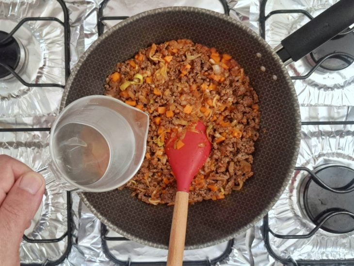 Água adicionada a frigideira.