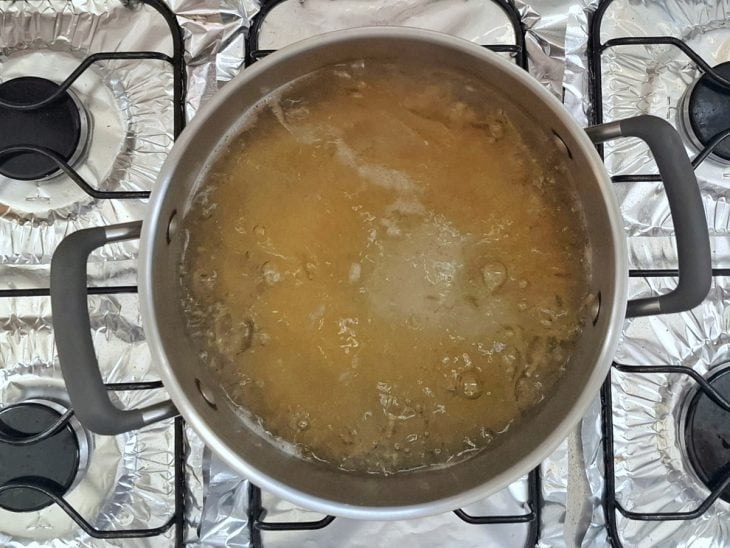 Macarrão cozinhando em uma panela com água e sal.