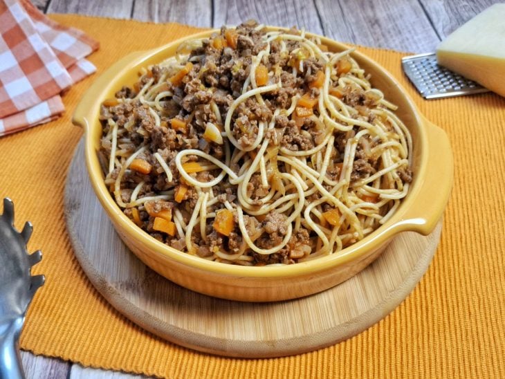 Macarronada de carne moída pronta para consumo em uma travessa redonda.