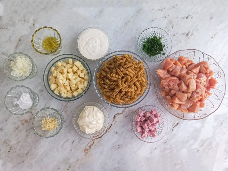Ingredientes reunidos em uma bancada.
