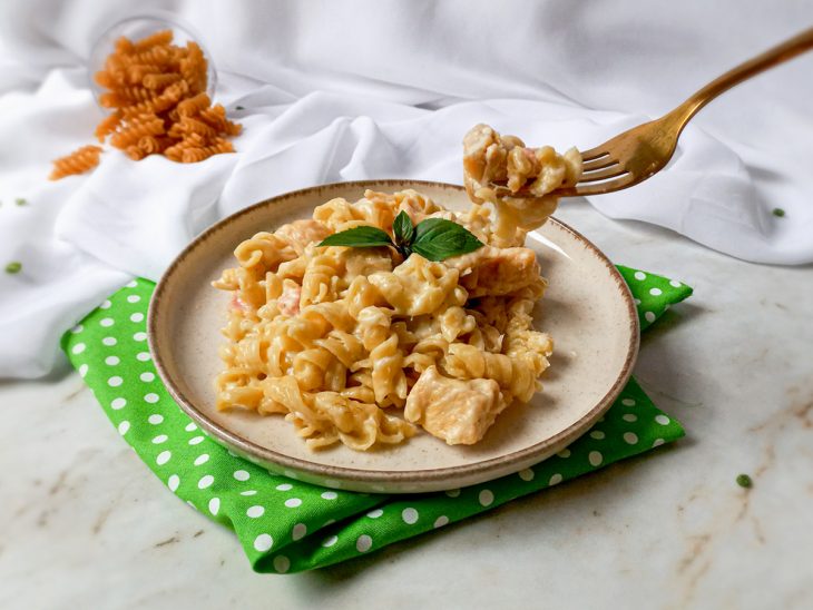 Macarronada de frango pronta para consumo em um prato.