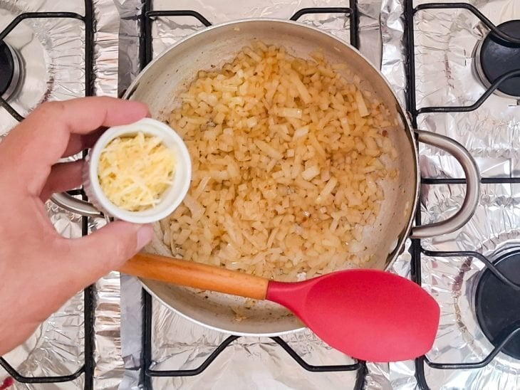 Alho adicionado a panela com cebola.