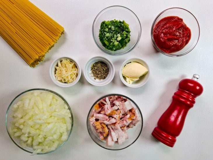 Ingredientes reunidos em uma bancada.