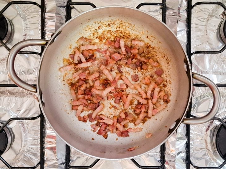 Bacon fritando em uma panela.