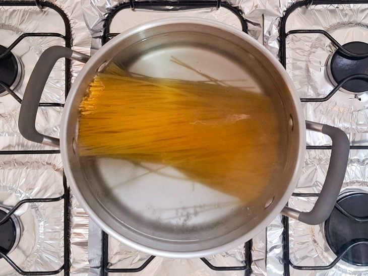 Macarrão cozinhando em uma panela com água e sal.