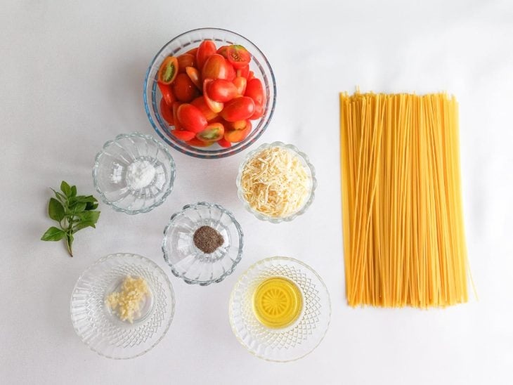 Ingredientes para a receita de macarronada italiana reunidos em uma bancada.