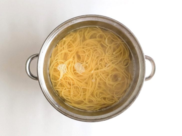 Macarrão cozido em uma panela com água.