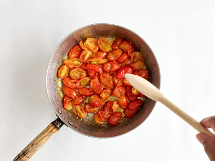 Frigideira com azeite, alho e tomates-cereja.