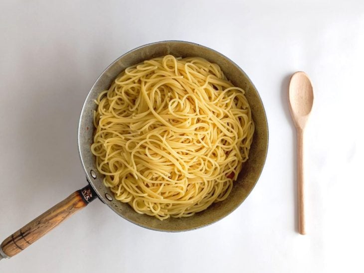 Macarrão cozido sobre os demais ingredientes da frigideira.