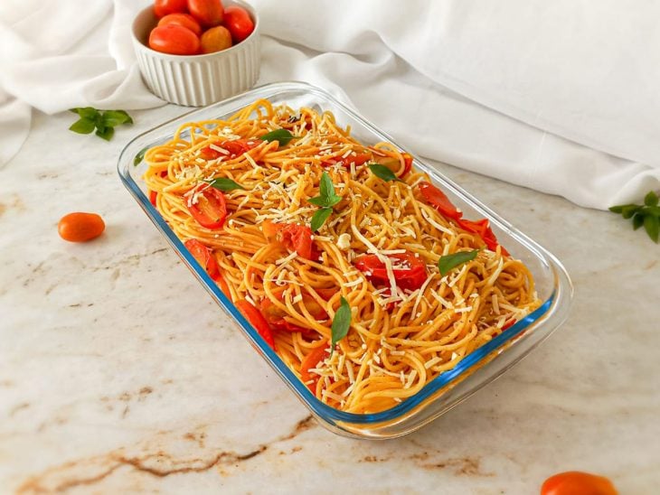 Macarronada italiana servida em um refratário retangular de vidro.