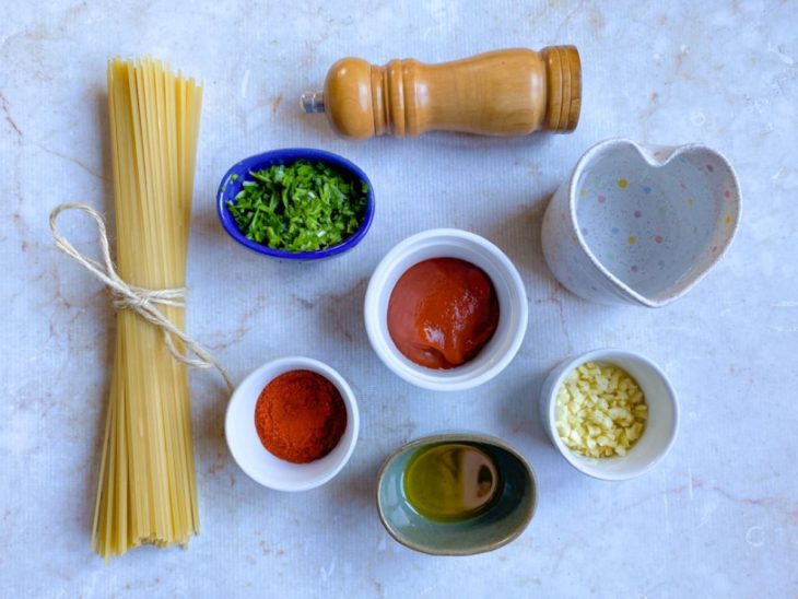 Ingredientes para a receita separados em uma bancada.
