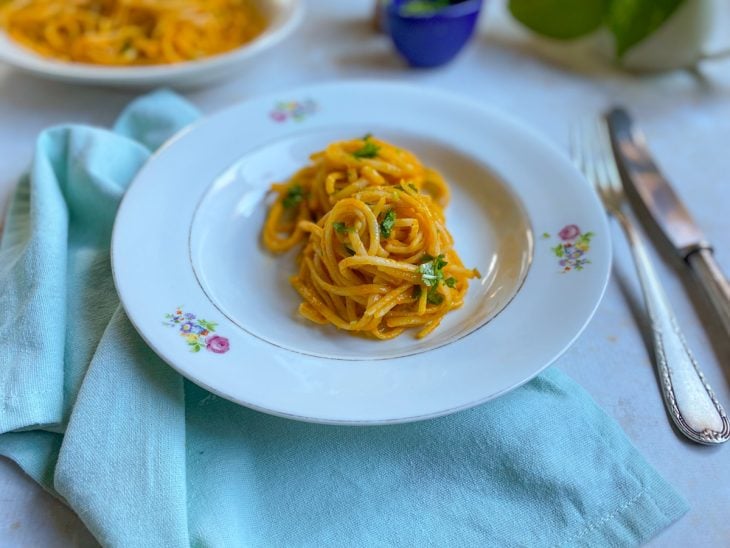 Macarronada rápida pronta par consumo servida em um prato individual.
