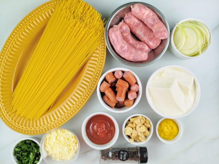 Ingredientes para a receita reunidos em uma bancada.