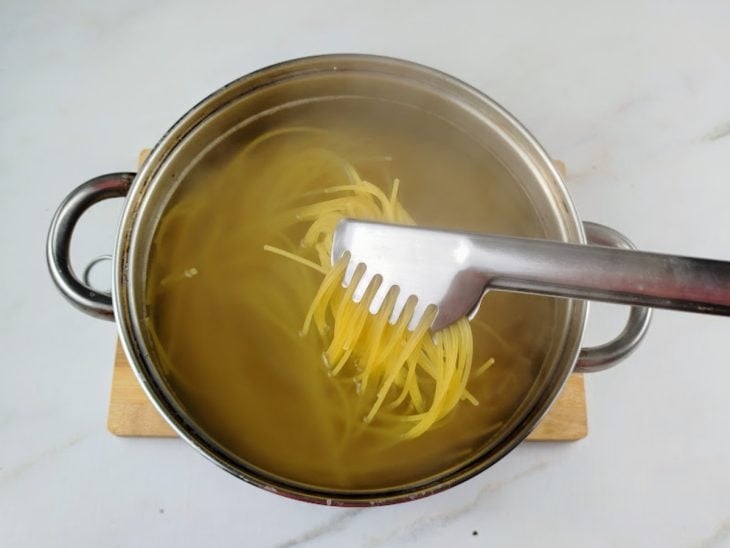 Macarrão cozido na panela.