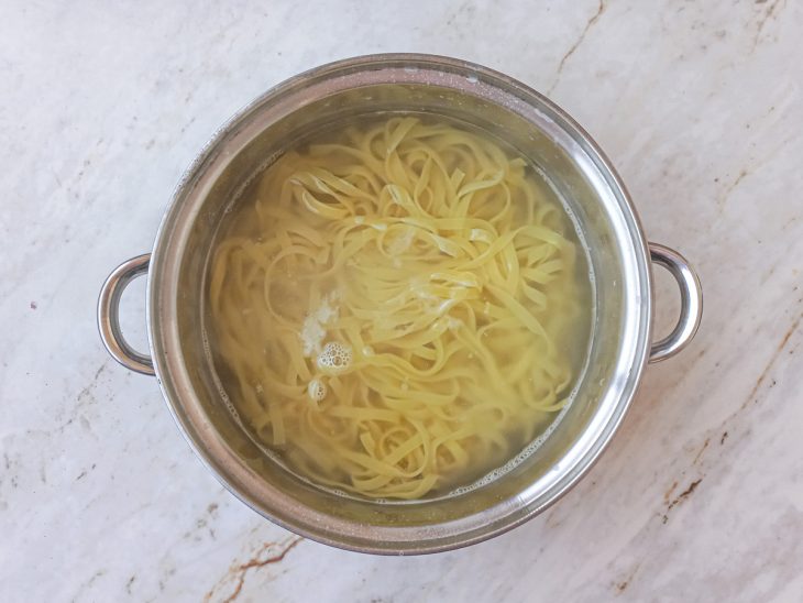 Macarrão cozinhando em uma panela com água e sal.
