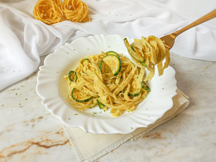 Macarronada vegetariana pronta para consumo em um prato.
