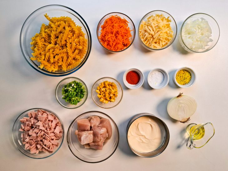 Ingredientes reunidos em uma bancada.